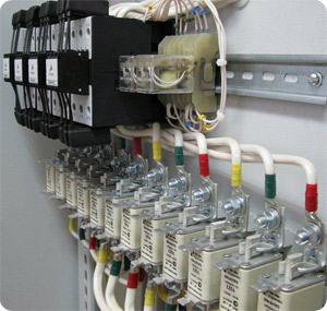 Додэка-Электрик производит автоматические конденсаторные установки для компенсации реактивной мощности